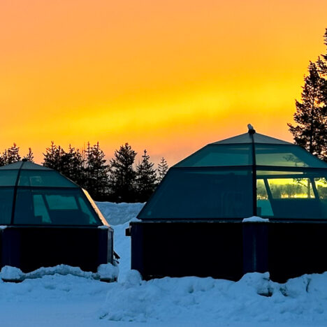 serie di igloo di vetro in lapponia finlandese al tramonto