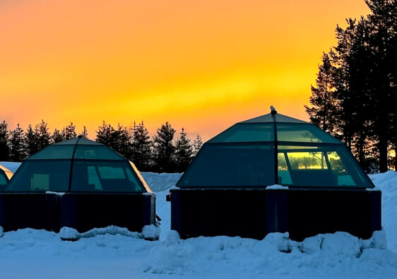 serie di igloo di vetro in lapponia finlandese al tramonto