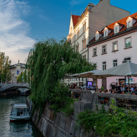 il centro di Lubiana, con la sua cattedrale colorata e il fiume Ljubljanica