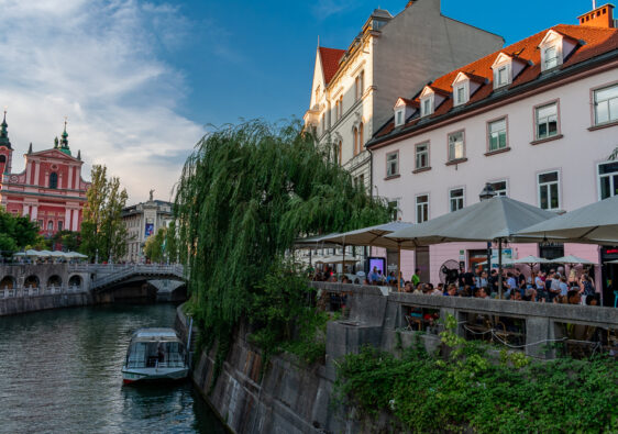 il centro di Lubiana, con la sua cattedrale colorata e il fiume Ljubljanica