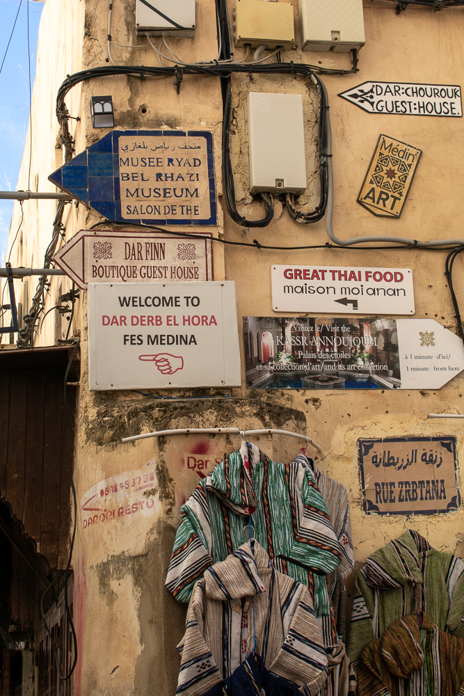 scorcio della medina di Fes, insieme di cartelli con indicazioni