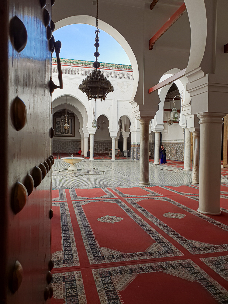 moschea a Fes. Ai non musulmani non è consentito l'ingresso, ma si può fare una foto dall'esterno se la porta è aperta