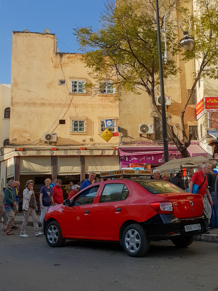 un taxi tipicamente rosso nel centro di Fes