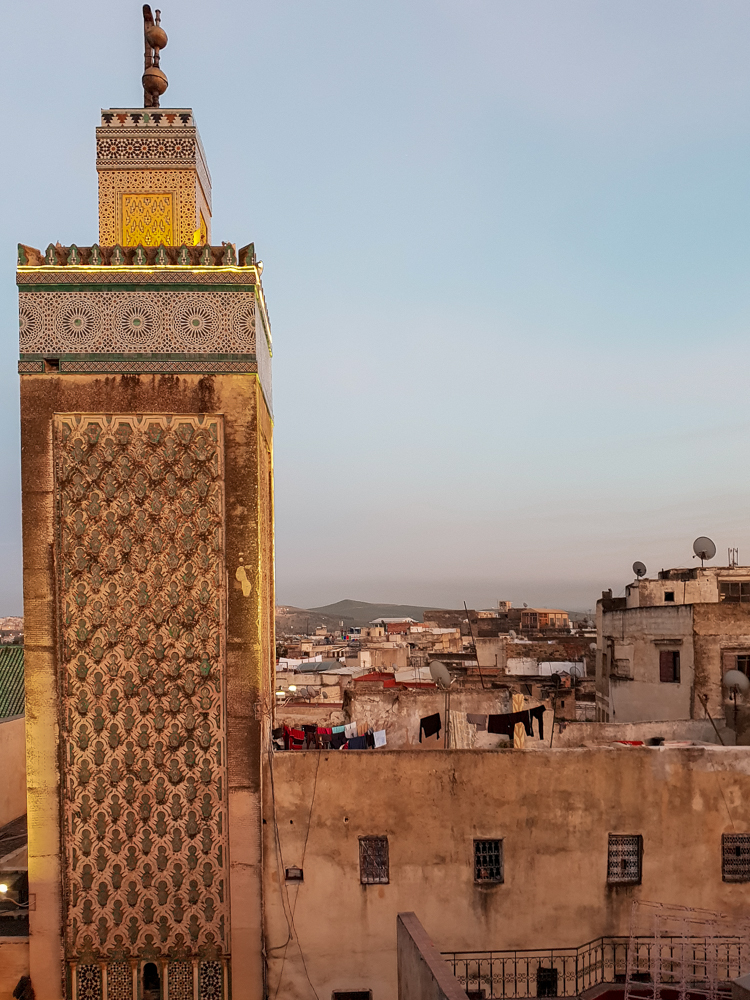 Panorama di Fes al tramonto con minareto in primo piano