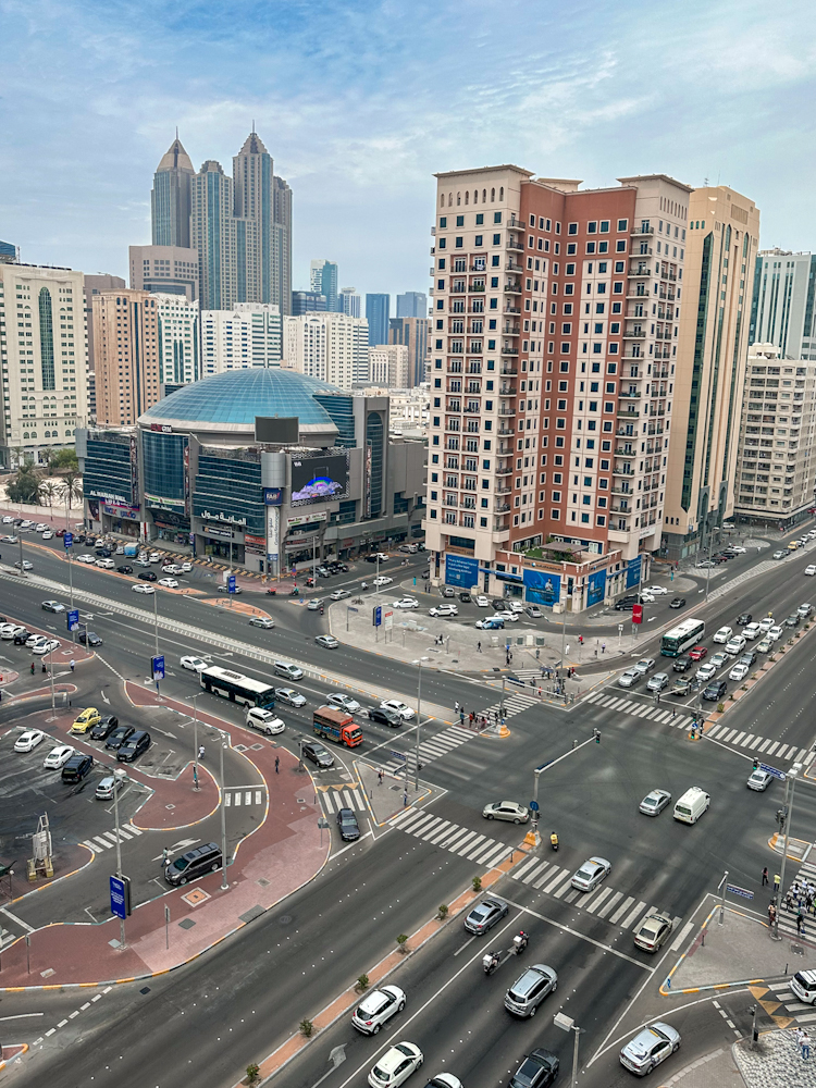 Strade di Abu Dhabi viste dall'hotel