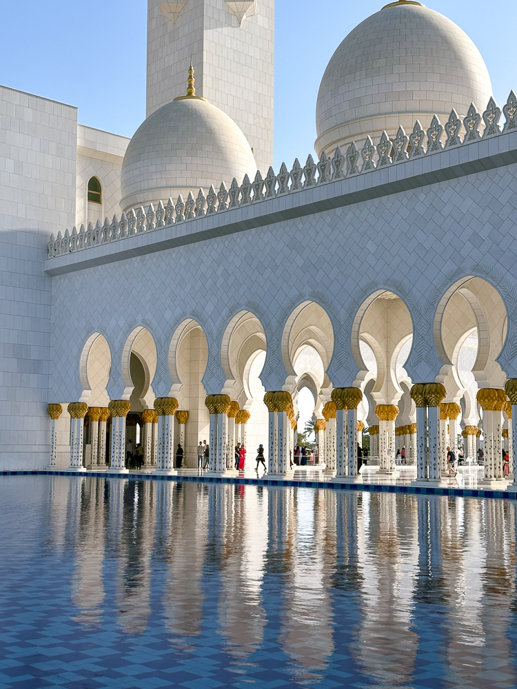 Moschea di Abu Dhabi Sheikh Zayed, parte esterna con specchio d'acqua e colonne