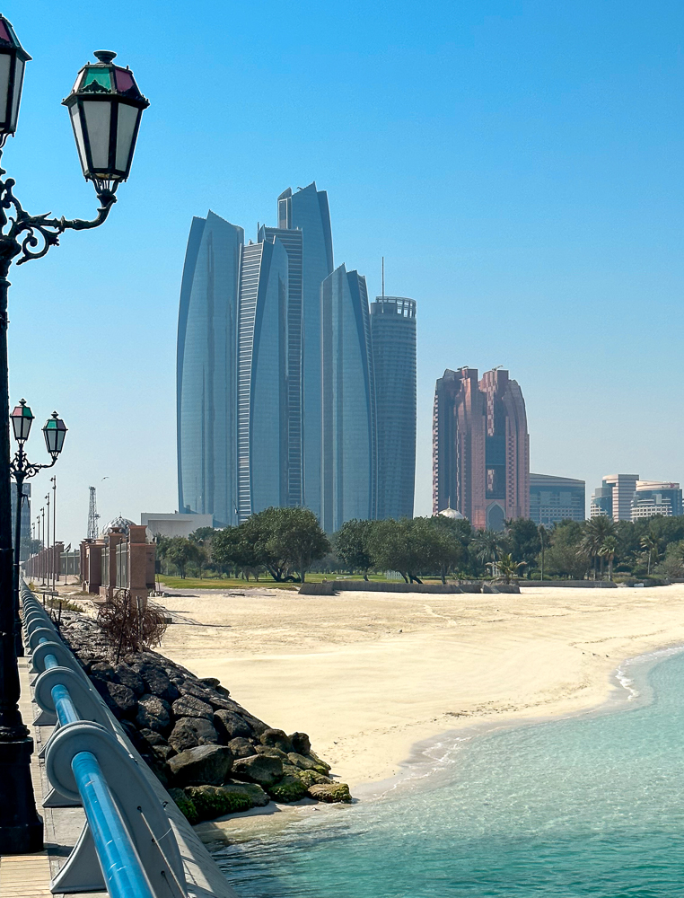 Grattacieli di Abu Dhabi visti dal mare