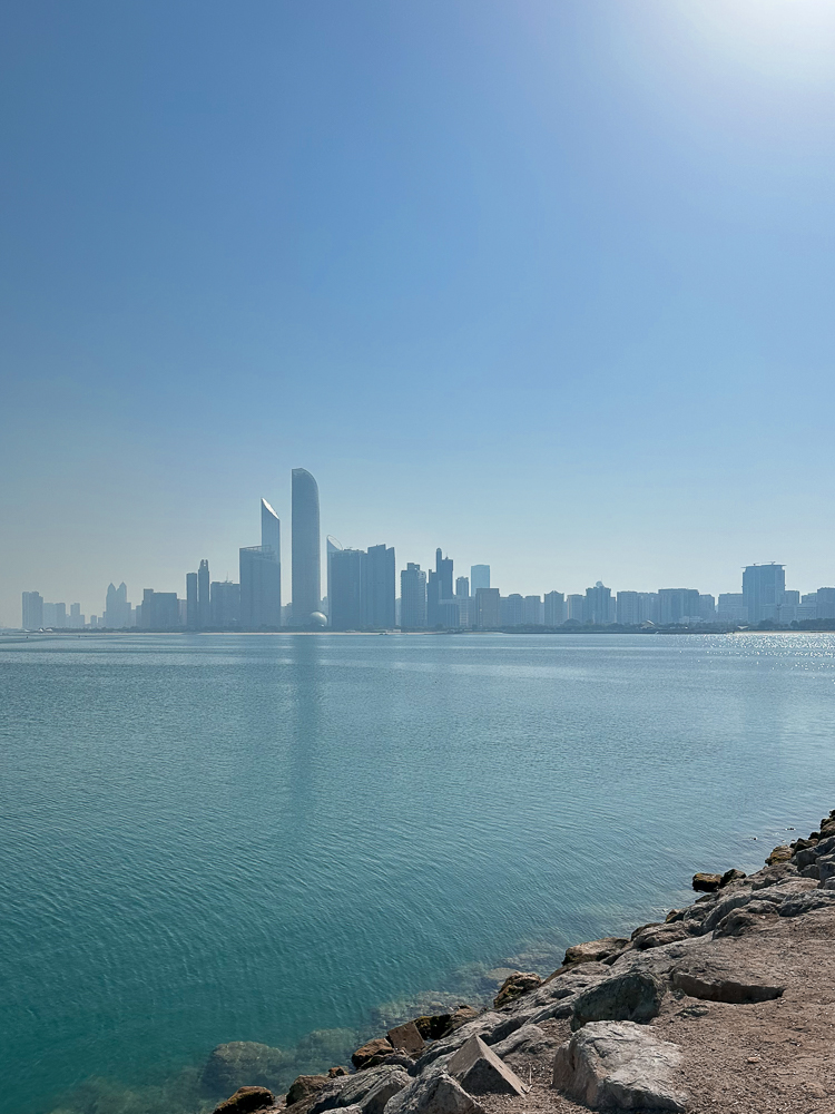 skyline della città di abu dhabi visto dal mare