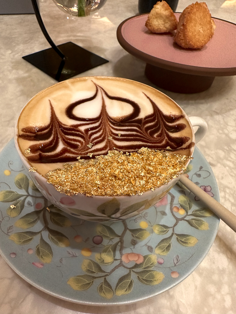 gold cappuccino all'emirates palace di abu dhabi