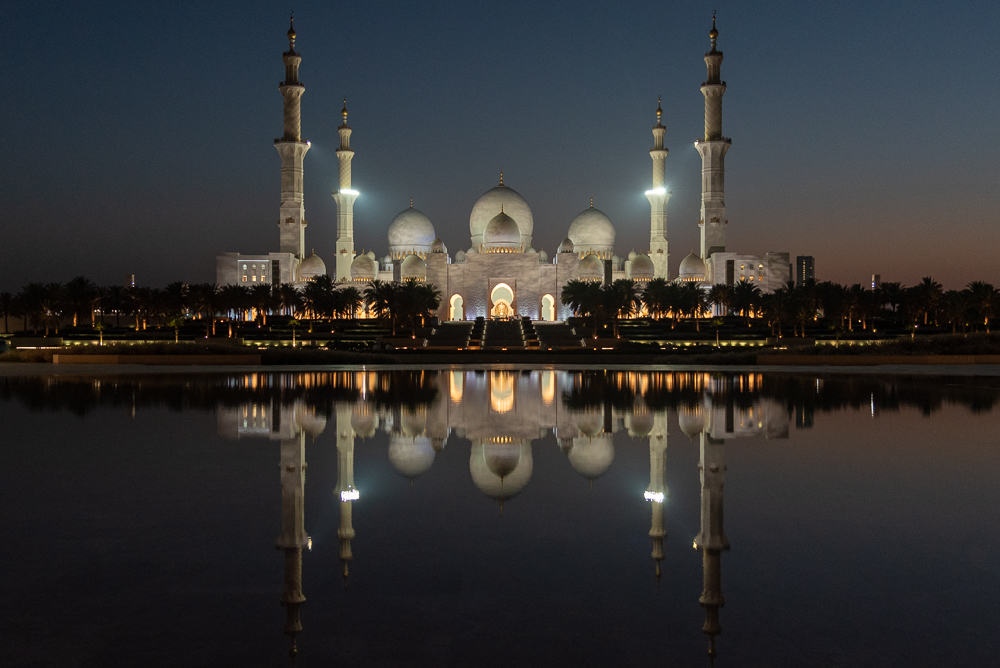 gran moschea sheikh zayed abu dhabi di notte, illuminata
