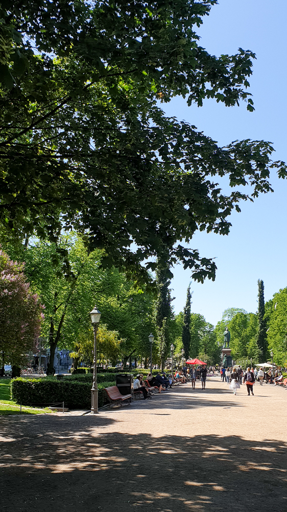 esplanadi helsinki, viale pedonale e alberato in centro città