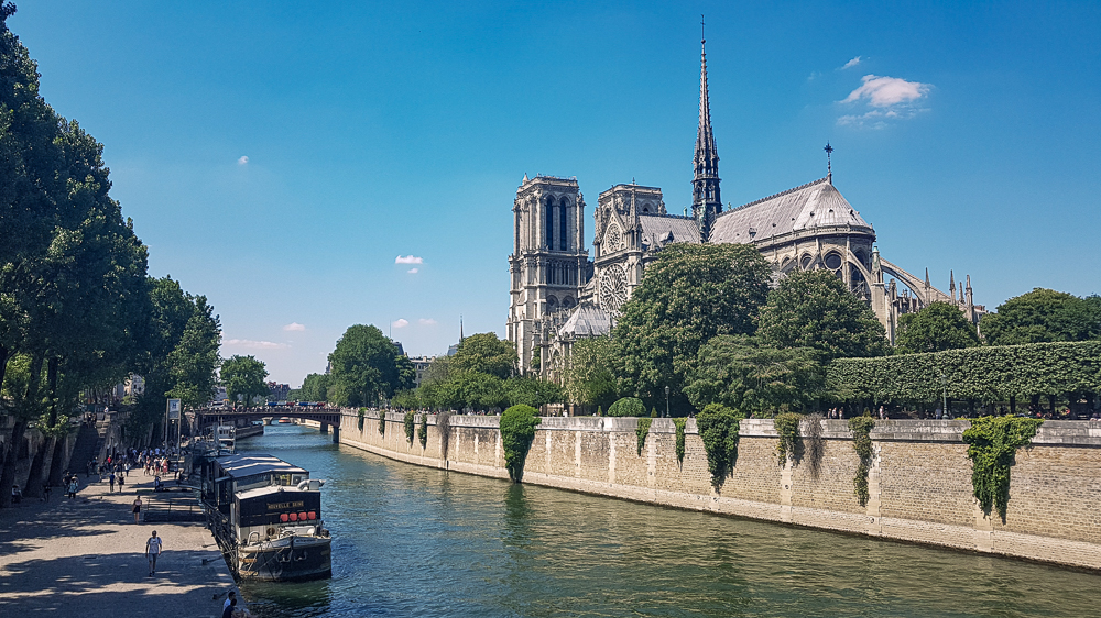 Parigi: cattedrale di Notre Dame vista dalla Senna