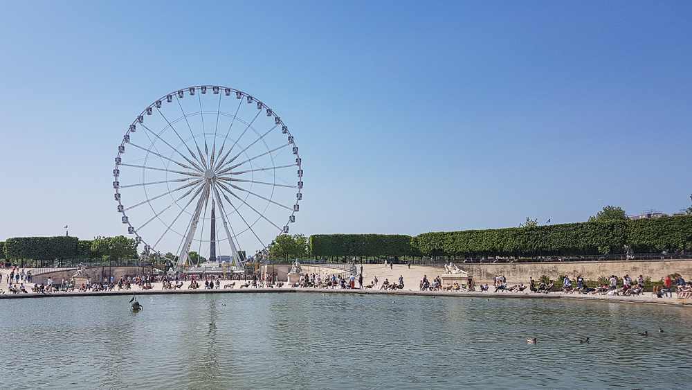 Giornata di primavera in place de la Concorde, con la ruota panoramica