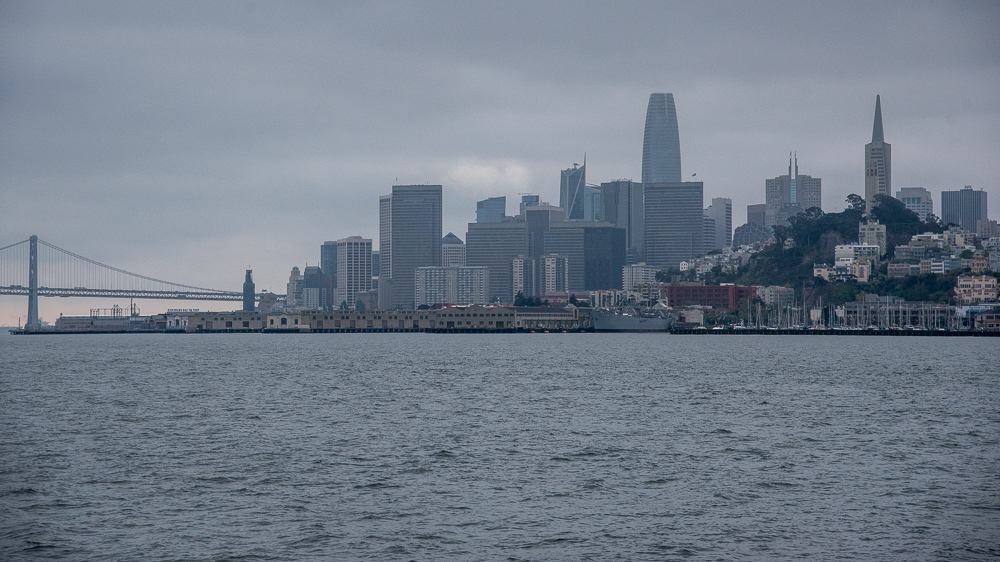 Skyline di San Francisco visto dal mare, in direzione Alcatraz