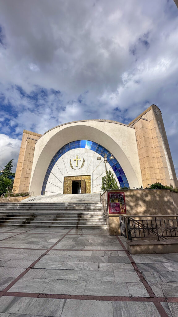 Cattedrale della resurrezione a Tirana, facciata esterna