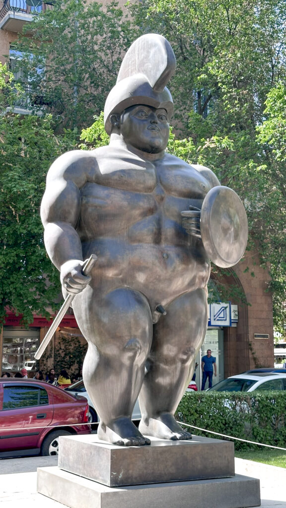 Statua di Botero alla base della Cascata, vicino ai giardini. Yerevan