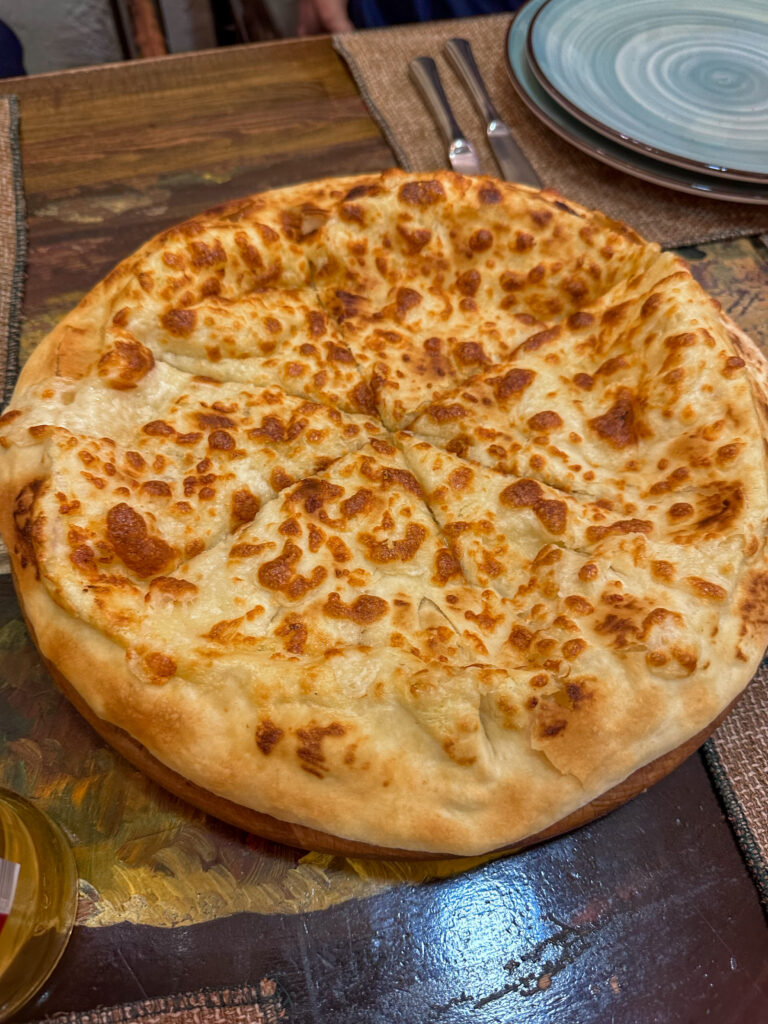 Cibo armeno: una specie di focaccia ripiena di formaggio locale