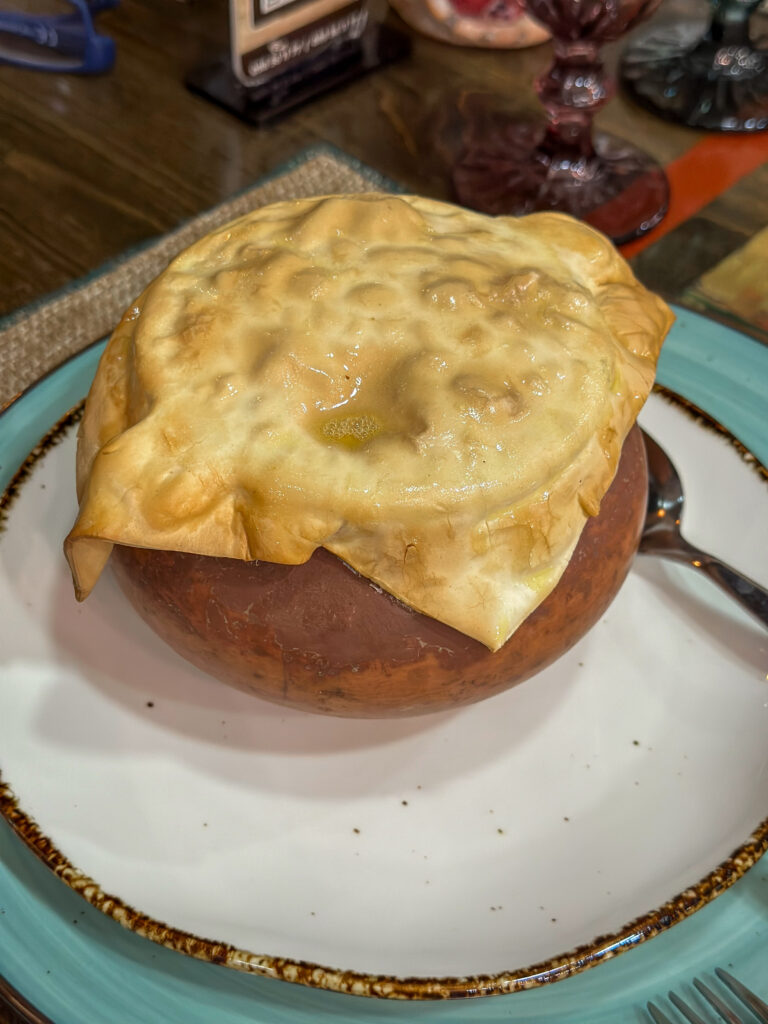 Piatto tipico armeno: zuppa in vaso di terracotta ricoperta da una specie di pasta brisée