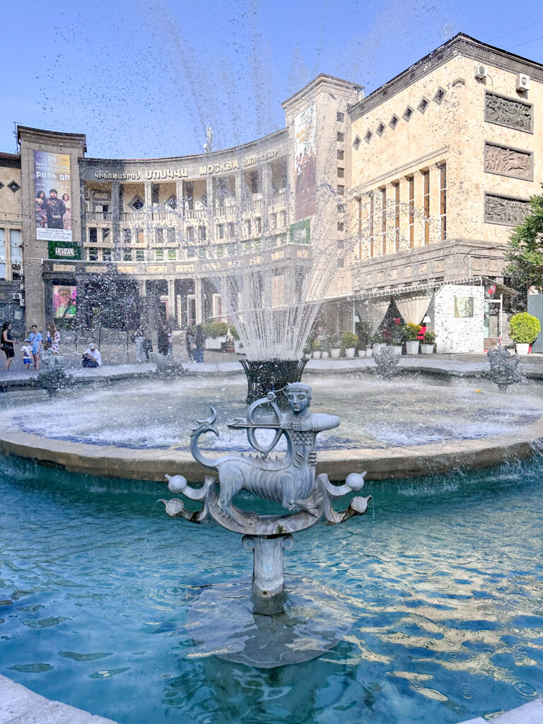 La fontana di piazza Aznavour a Yerevan, con vista sul cinema Moscow