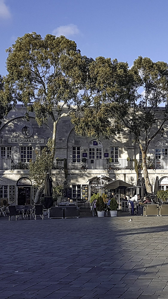 Piazzetta nel centro di Gibilterra, con ristoranti e bar