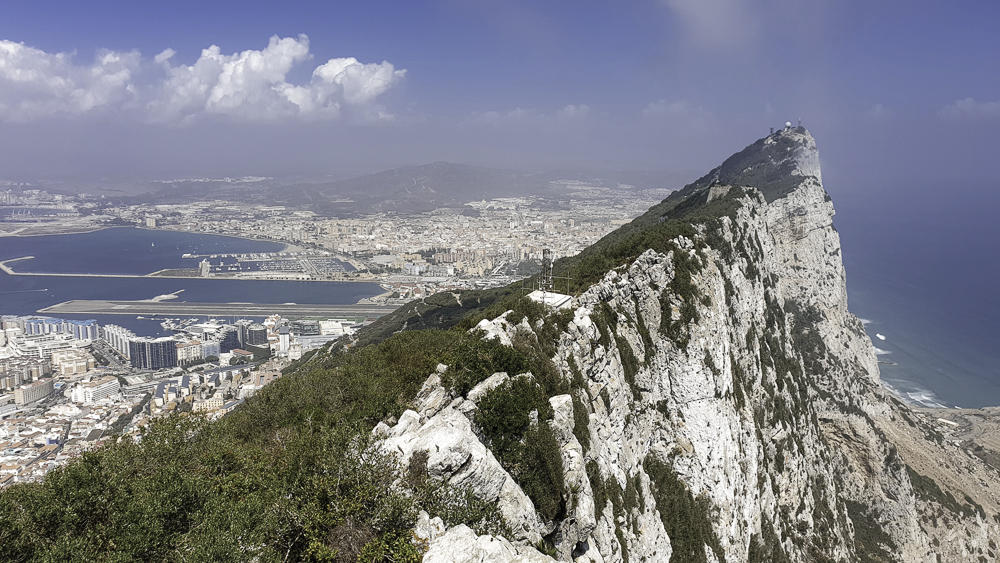 Panorama di Gibilterra dall'alto, con vista sull'aeroporto