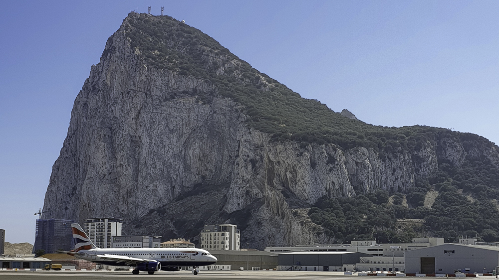 Aeroporto di Gibilterra con aereo in partenza