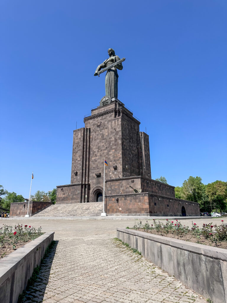 Statua di Madre Armenia, a Yerevan presso il parco della Vittoria