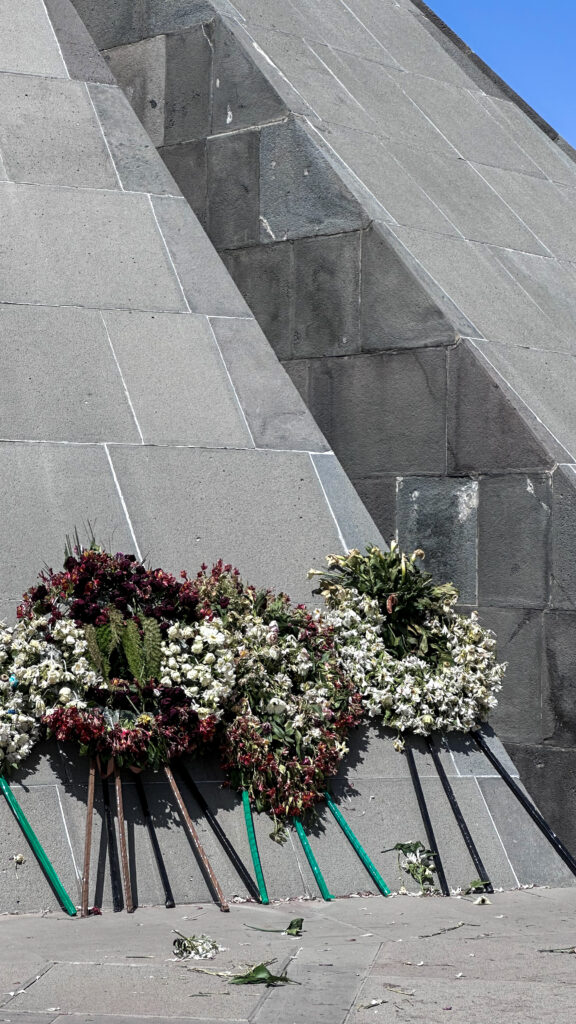 dettaglio corone di fiori al museo del genocidio armeno lasciate il 24 aprile in occasione dell'aniversario