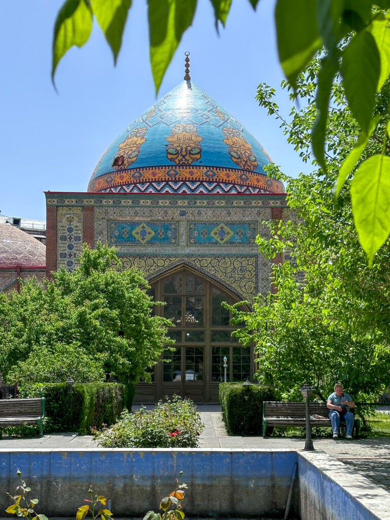 La moschea blu di Yerevan vista frontalmente, in un giorno di cielo azzurro