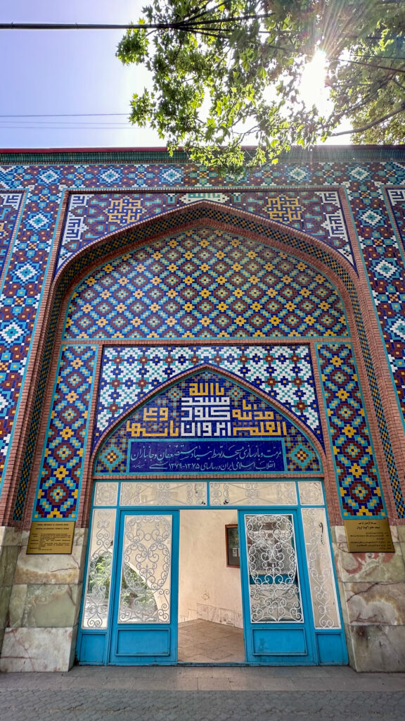 ingresso esterno al cortile della moschea blu di Yerevan