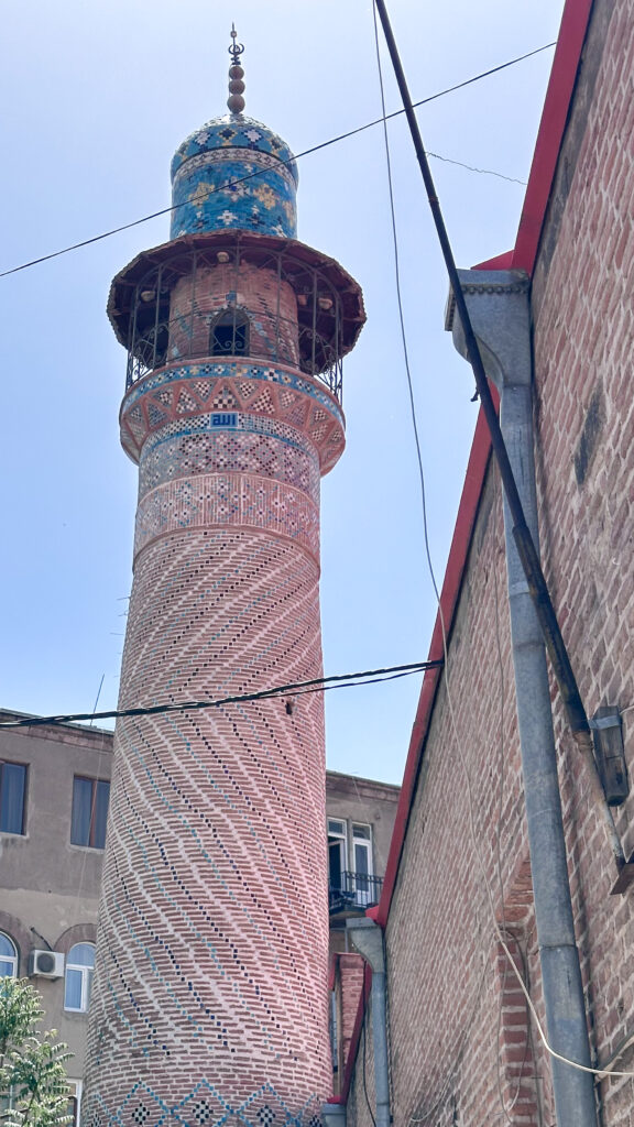 L'unico minareto rimasto della moschea blu di Yerevan