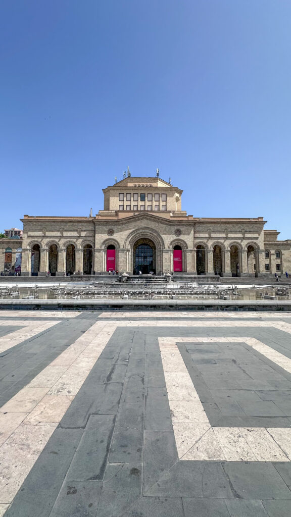 Museo nazionale di storia Armena, in piazza della Repubblica a Yerevan visto frontalmente