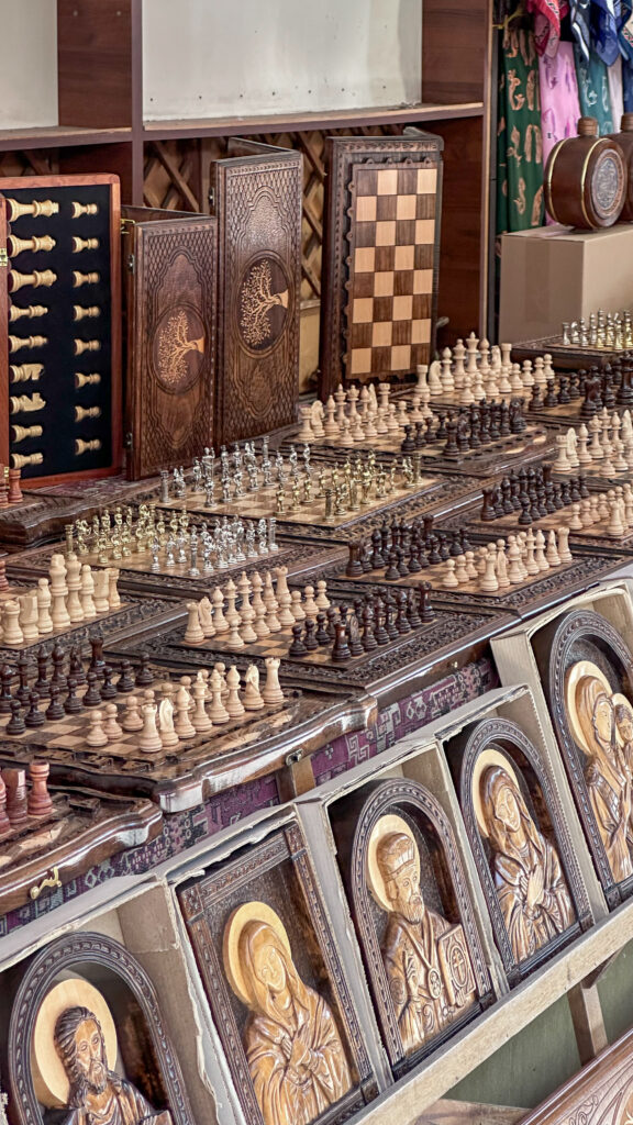 Bancarella con scacchiere artigianali al Vernissage di Yerevan