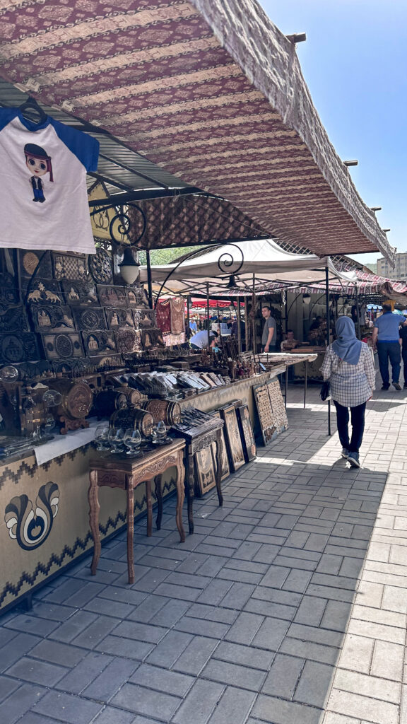 Passeggiando tra le bancarelle del Vernissage di Yerevan, mercato locale di artigianato e antiquariato