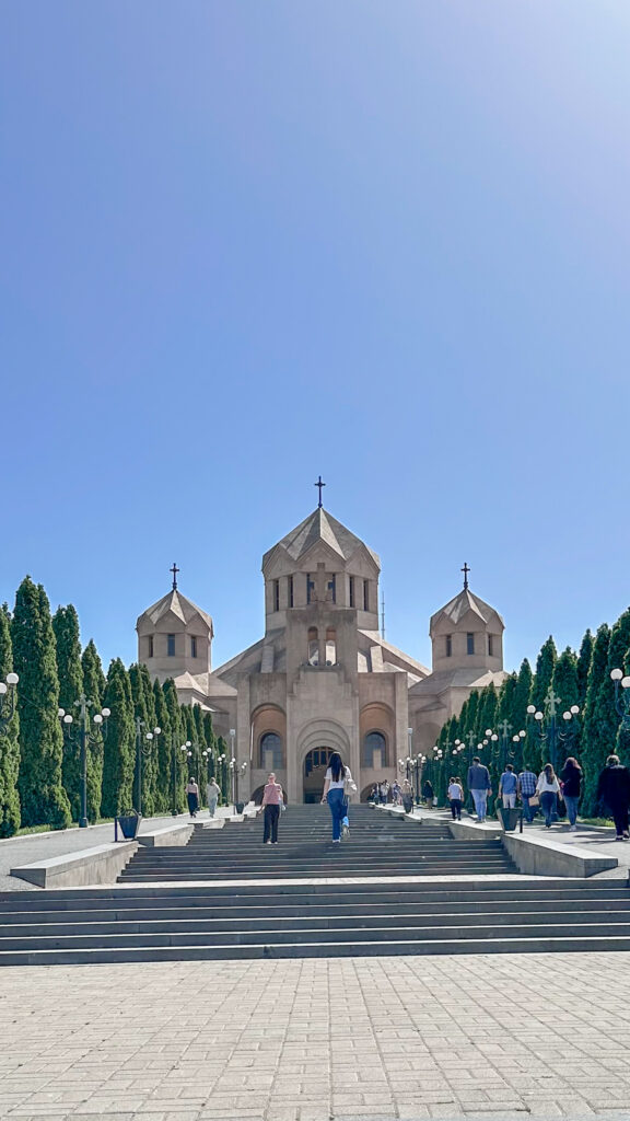 Ingresso cattedrale di Yerevan, una lunga scalinata alberata che conduce al portone principale