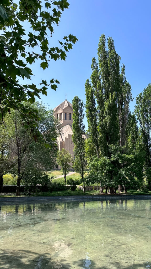 Cattedrale di Yerevan riflessa nella fontana sul retro