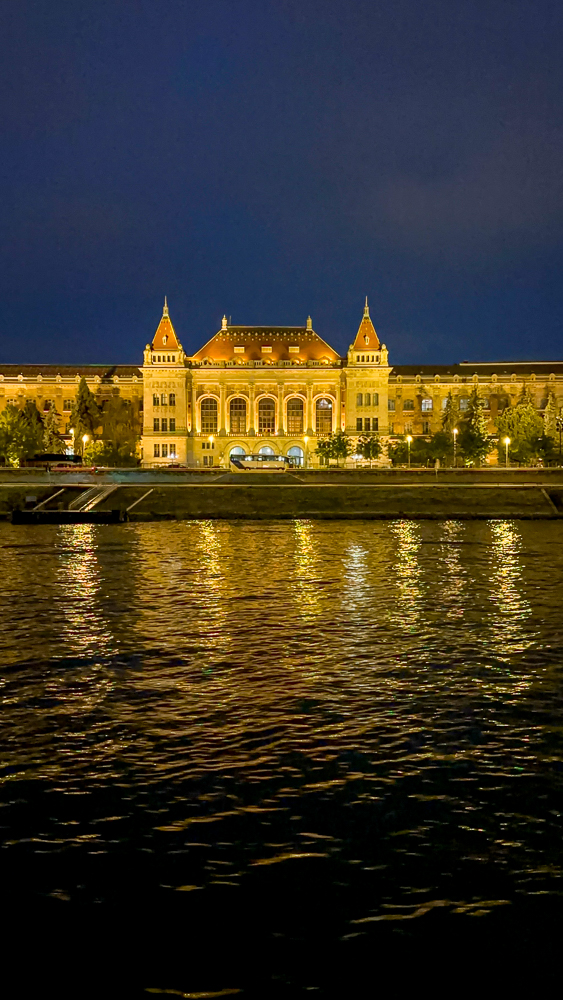 crociera sul danubio, un edificio lungo il fiume illuminato