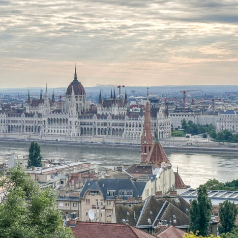 budapest, visuale del parlamento dal bastione dei pescatori