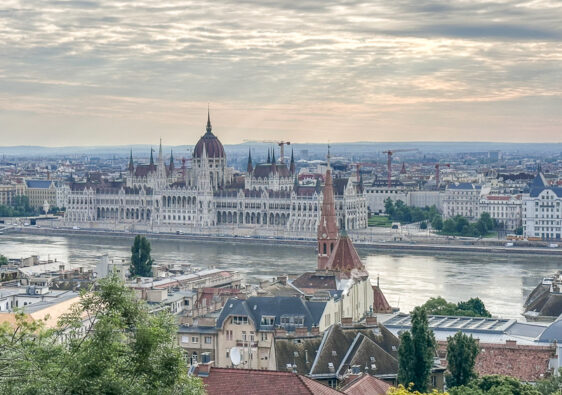 budapest, visuale del parlamento dal bastione dei pescatori