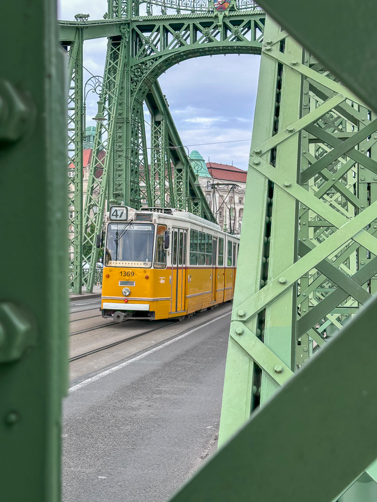 Budapest, tram arancione sul ponte della libertà