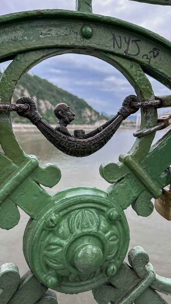 Budapest una statuina di Kolodko sul ponte della Libertà