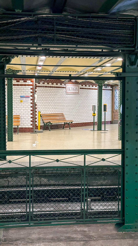 stazione metro gialla budapest, oktogon