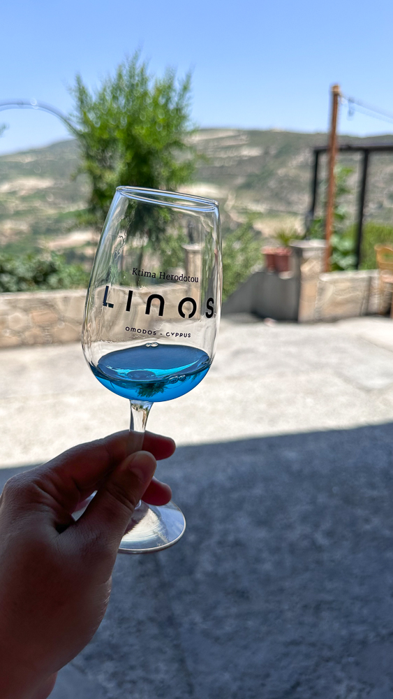 bicchiere con vino blu linos winery