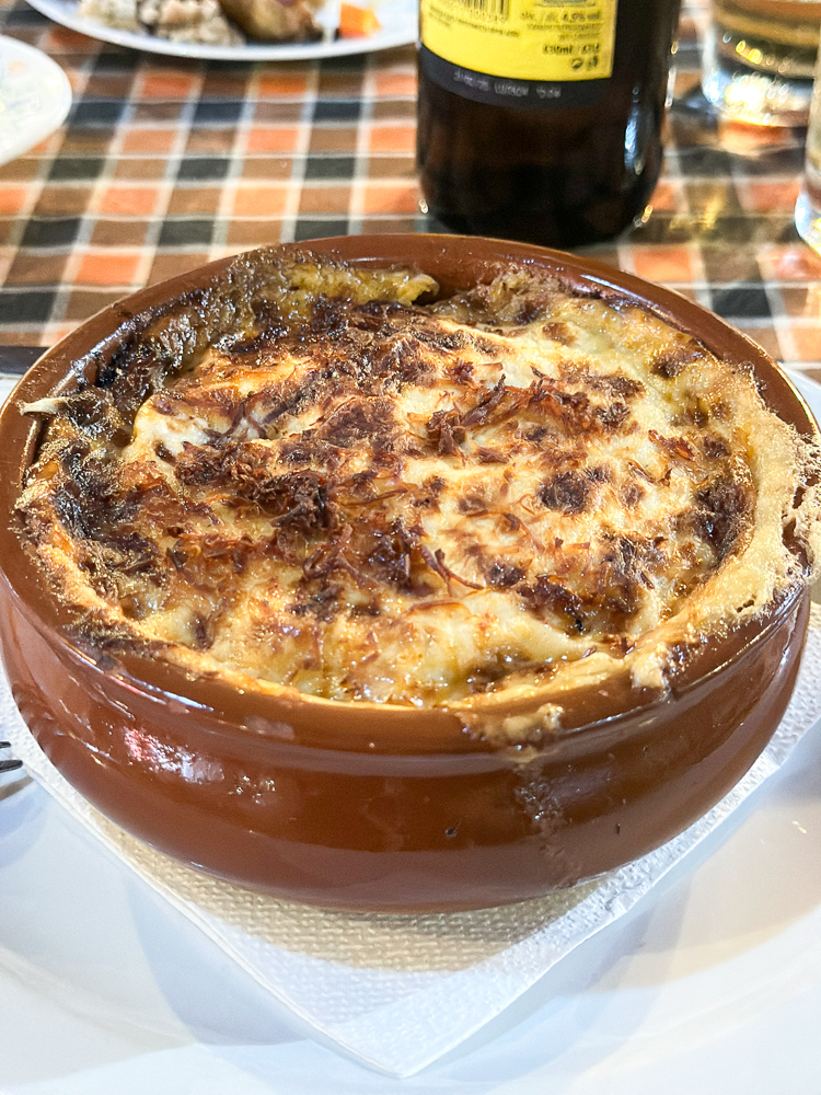 moussaka in un'osteria a Cipro