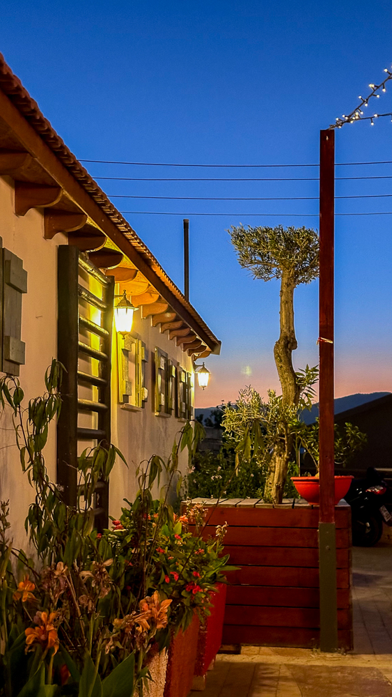 tramonto Cipro da un ristorante in collina