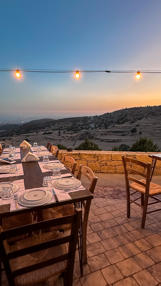 Cipro, ristorante in collina vista tramonto