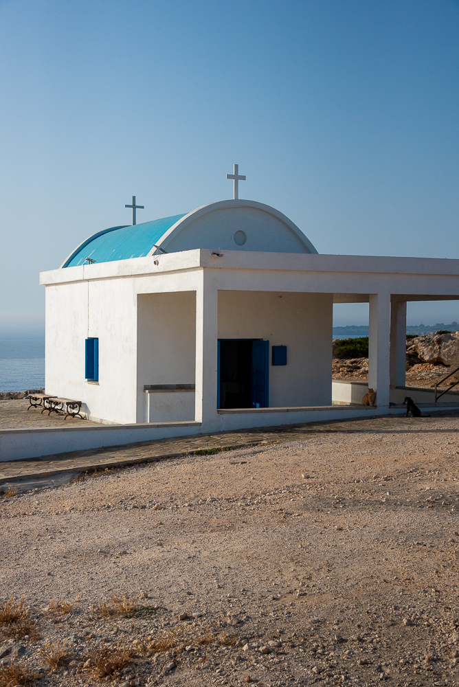 Chiesa bianca e azzurra vista mare Cipro