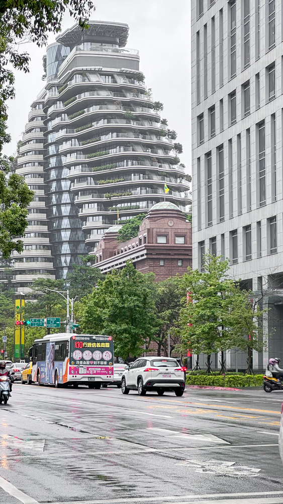 Taipei, scorcio di un grattacielo in una giornata di pioggia