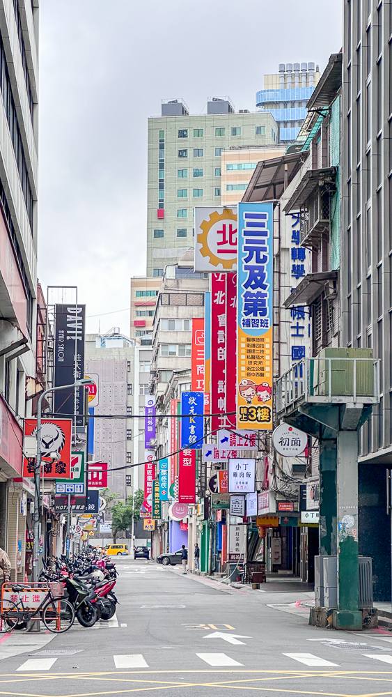 Taipei, una via del centro con insegne colorate