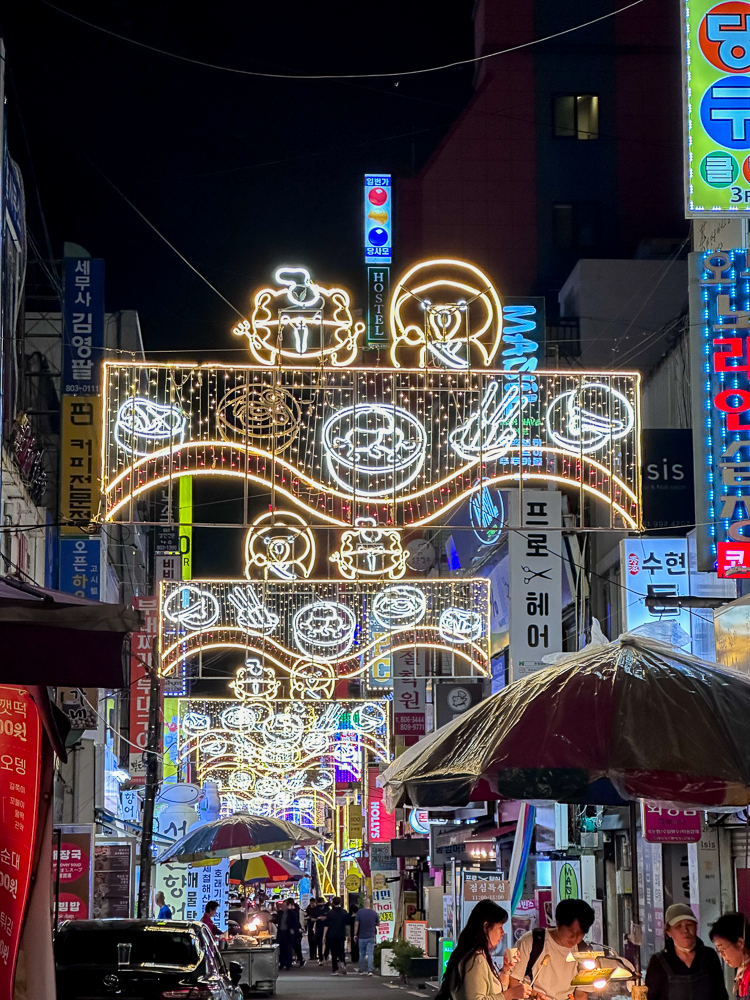 Quartiere di Seomyeon di notte, Busan, con le luminarie accese a tema street food